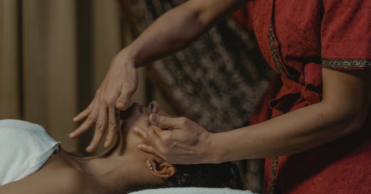 découvrez l'acupression, une technique douce et naturelle qui stimule des points spécifiques du corps pour soulager le stress, apaiser la douleur et améliorer votre bien-être. apprenez les bienfaits de cette pratique millénaire et comment l'intégrer dans votre routine quotidienne.