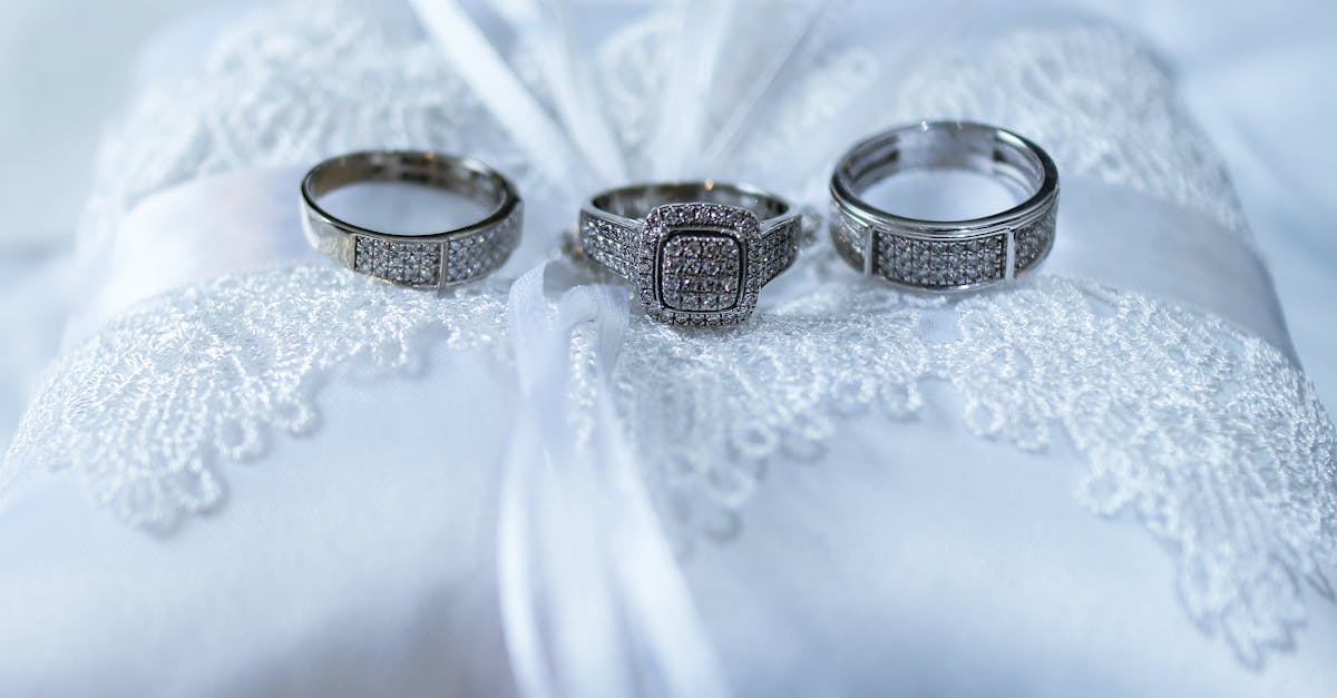 découvrez l'univers fascinant de la dentelle : son histoire, ses différentes techniques de fabrication, et comment l'intégrer dans vos créations et tenues pour un style raffiné et intemporel.