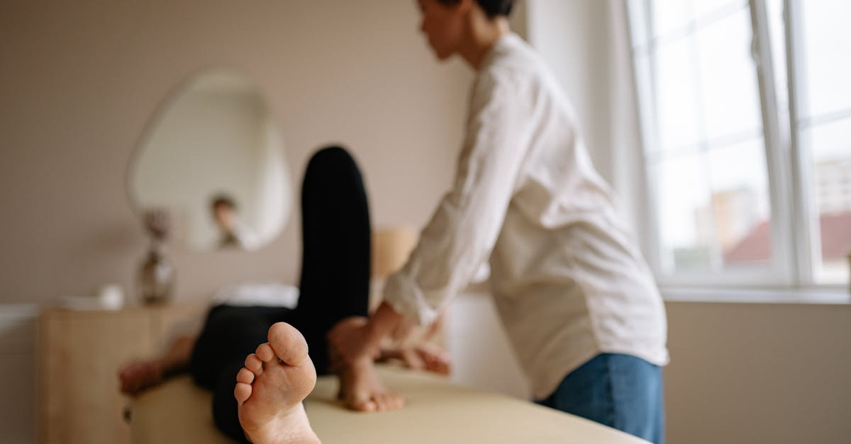 découvrez l'acupression, une méthode naturelle de bien-être qui utilise des points de pression pour soulager le stress, réduire la douleur et améliorer votre santé globale. apprenez les techniques de base pour intégrer cette pratique ancestrale dans votre quotidien et profitez des bienfaits d'un corps en harmonie.