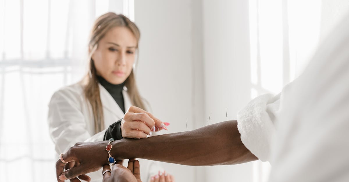 découvrez l'acupression, une pratique ancienne qui stimule des points spécifiques du corps pour améliorer le bien-être, soulager le stress et favoriser la guérison naturelle. apprenez comment cette méthode douce peut transformer votre santé au quotidien.