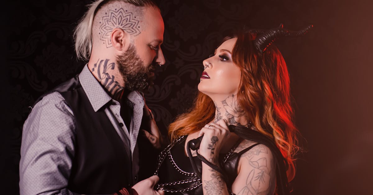 découvrez l'univers fascinant du bdsm, une pratique érotique mêlant sensualité et consentement. explorez les différentes facettes de cet art de vivre, des techniques de domination et de soumission aux dynamiques relationnelles, tout en respectant les principes de sécurité et de confiance. plongez dans une communauté ouverte et bienveillante où chacun peut s'épanouir à travers ses fantasmes.
